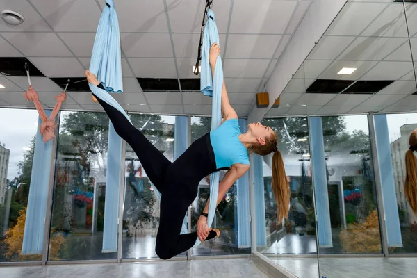 Mulher Atraente Fazendo Exercícios Alongamento Aero Ioga Redes Estúdio Fitness — Fotografia de Stock