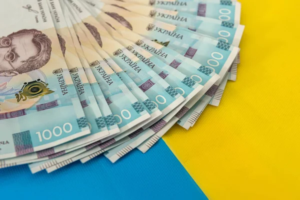 Sarı arka planda Ukrayna 'nın 1000 yeni banknotu. Tasarruf ve para dışında. Ukrayna Parası.