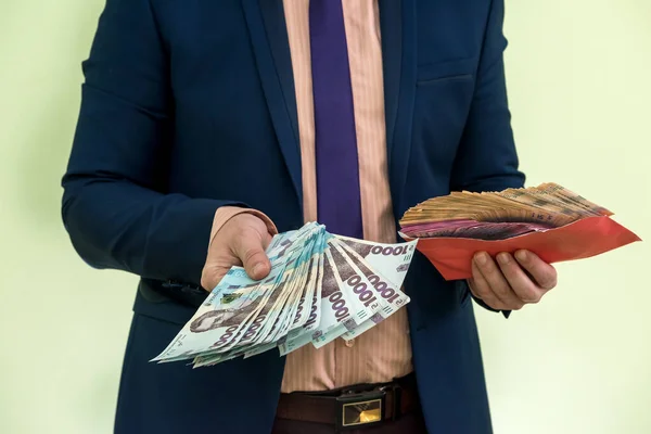 Biznesmen Otrzymuje Pieniądze Jako Łapówkę Kopercie Człowiek Daje Całą Masę — Zdjęcie stockowe