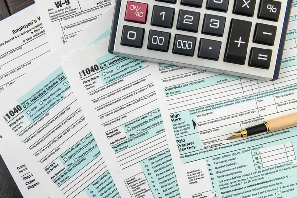 Hora Imposto Formulário Federal Com Caneta Calculadora Mesa Escritório Papelada — Fotografia de Stock