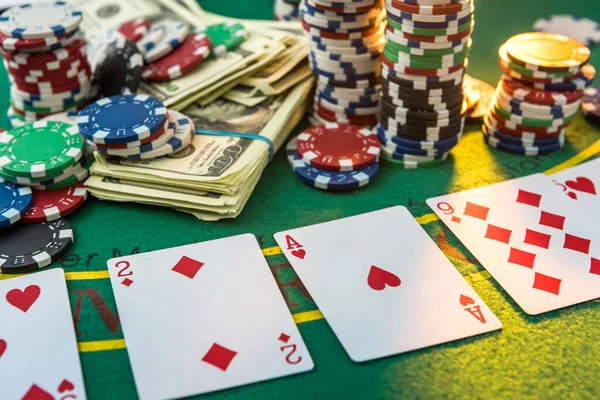 Diferente Sobre Fichas Poker Custo Com Cartas Baralho Dólares Americanos — Fotografia de Stock