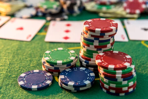 Vista Uma Mesa Jogo Com Muitas Cartas Poker Fichas Tapete — Fotografia de Stock