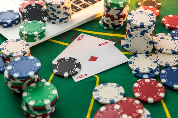 Hepsi Çipler Kartlar Dizüstü Bilgisayarla Oynanan Başarılı Online Poker Oyunu — Stok fotoğraf