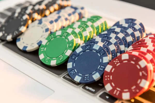 Cassino, jogo online, tecnologia e conceito de pessoas - close-up do  jogador de pôquer com cartas de baralho, computador tablet pc e fichas na  mesa de cassino verde