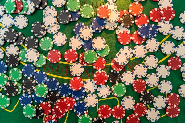 Wiele Różnych Żetonów Pokerowych Stole Zabaw Duży Zakład Zieloną Tkaninę — Zdjęcie stockowe