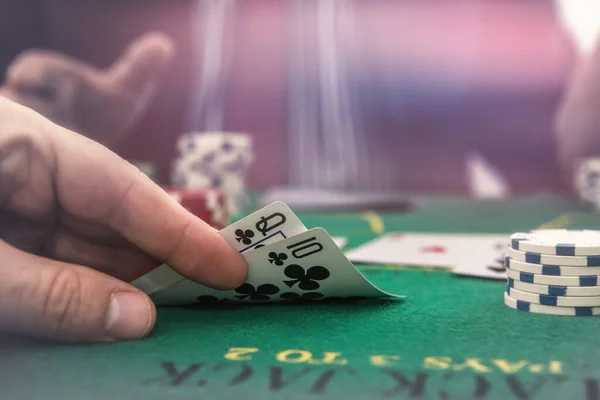 Mão Masculina Segurar Fichas Cartões Para Poker Mesa Casino Negócios — Fotografia de Stock