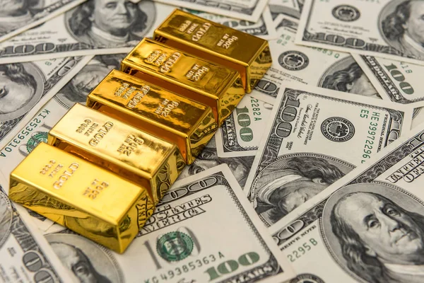 Złote Sztabki Banknotach 100 Dolarowych Bogactwo — Zdjęcie stockowe