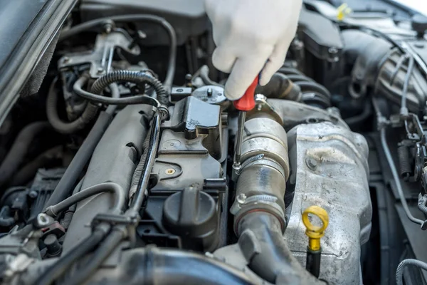 Main Mécanicien Avec Réparation Tournevis Vérifier Voiture Dans Garage Service — Photo