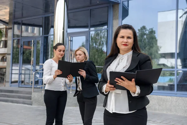 Три Успешных Бизнес Леди Стоят Перед Центральным Входом Офис — стоковое фото