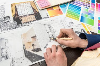 Genç tasarımcı yeni bir proje üzerinde çalışıyor. Modern bir apartman yenileme için mükemmel rengi seçiyor.