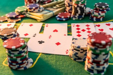 Kumar kartlarıyla poker fişleri ve Greent Kumarhanesi masasında Amerikan dolarları farklı. Kumar.