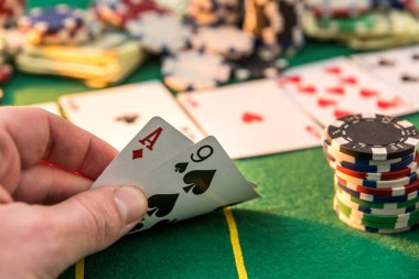 Bir sürü poker kartı ve çipleri olan bir oyun masası manzarası. kumarhane oyunu