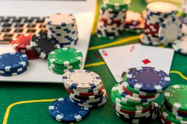 Çipler, kart paraları ve online poker veya kumarhane için dizüstü bilgisayarlar. Para kazanmak için risk