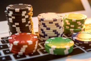 Dizüstü bilgisayardaki farklı maliyetli kumarhane fişleri. Gabmling. Oyunda oyna ve kazan.