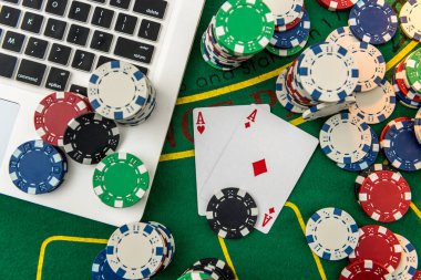 Çipler, kart paraları ve online poker veya kumarhane için dizüstü bilgisayarlar. Para kazanmak için risk