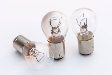 Elektrik ampulü arka planda izole edildi. Araba farları için ekipman, teknoloji
