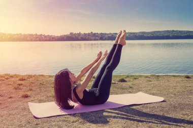 Genç esmer kadın sabah işe gitmeden önce yoga yapıyor. Sağlık ve sağlıklı yaşam tarzı kavramı