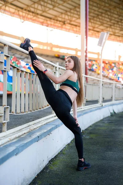 Πρωινές Ασκήσεις Στο Στάδιο Νεαρή Αθλητική Και Λεπτή Γυναίκα Κάνει — Φωτογραφία Αρχείου
