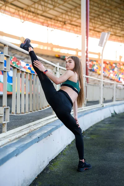 Morgonövningar Stadion Ung Sportig Och Smal Kvinna Som Tränar — Stockfoto