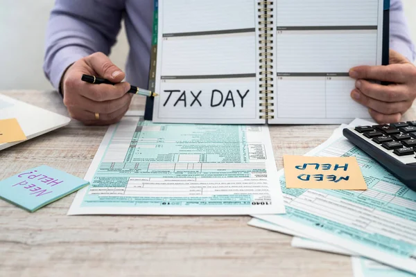Man Suit Fills Out Usa Individual 1040 Tax Form Tax — Stock Photo, Image