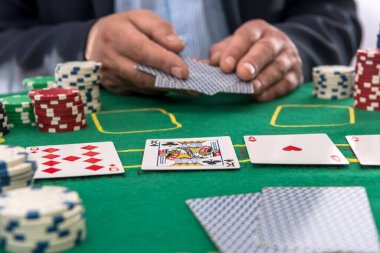 Kumarbaz adam kumarhanede poker oynar. Risk ya da kazanan için şanslı
