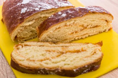 Tatlı hamur işi, kırmızı tatlı çilek reçeli ve pudralı tatlı. Taze ev yapımı fırın.