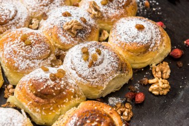 Geleneksel tatil kurabiyesi olarak pudra şekerli ev yapımı pişirme. Tatlı lezzetli.