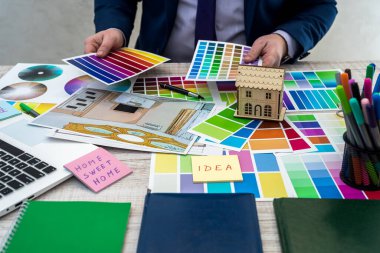 İç mimar el çizimi, malzeme renk şeması, defter ve materyal üzerinde çalışıyor. Ev yenileme, onarım veya dekorasyon kavramı 