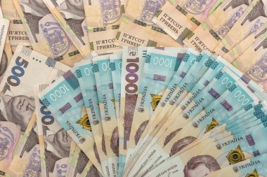Yeni Ukrayna 500 ve 1000 banknotun kusursuz dokusu. - Evet. Mali geçmiş olarak Hryvnia yığını.