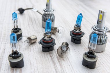 Beyaz ahşap masadaki araba lambaları için ampul seti. Rezil onarımlar için modern teknoloji ampulleri. hafif ekipman