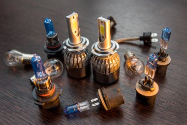 Karanlık arka planda yeni ışık halojen araba ampulleri, yedek araç farları. Otomatik olarak ışık. 