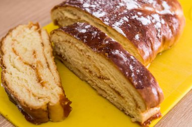 Tatlı hamur işi, kırmızı tatlı çilek reçeli ve pudralı tatlı. Taze ev yapımı fırın.