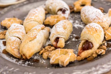 Lezzetli pişmiş ve üzerine pudra şekerli simit ve çörek serpiştirilmiş. Ev yapımı tatlı tatlı.