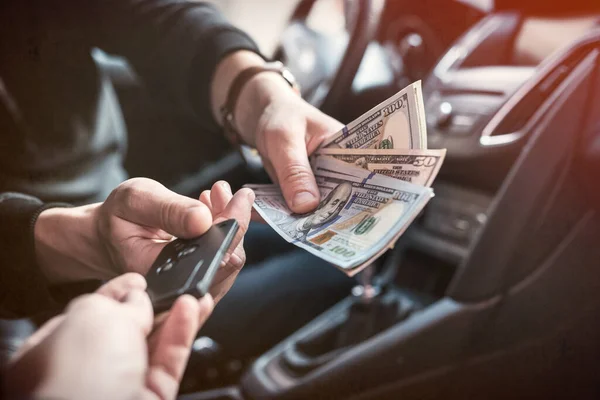 車のキーと車の中で手にドル 金融の概念 — ストック写真