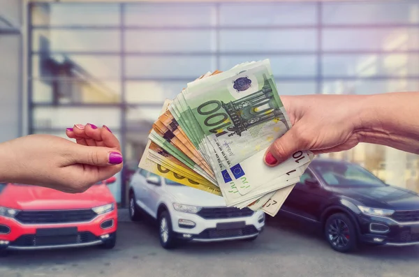 Vevő Eladónak Egy Eurót Hogy Szerződést Kössön Egy Autó Megvásárlására — Stock Fotó