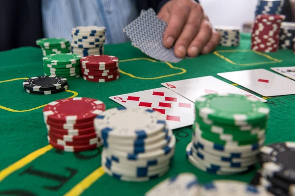 Mannelijke Hand Houden Chips Kaarten Voor Poker Casino Tafel Gaming — Stockfoto