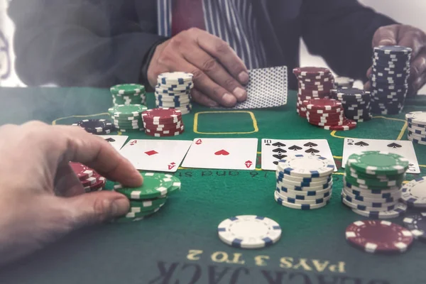 Deux Joueurs Jouant Des Jetons Poker Une Carte Blackjack Casino — Photo