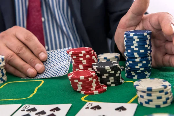 Άνθρωπος Παίζουν Στο Καζίνο Παίζοντας Χαρτιά Και Μάρκες Στο Πράσινο — Φωτογραφία Αρχείου