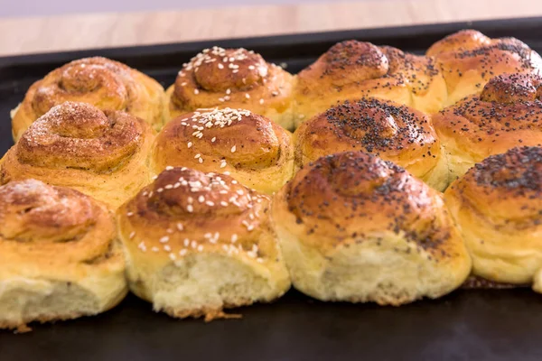 Leckere Brötchen Mit Mohn Auf Einem Blech Gebacken Hausgemachte Backwaren — Stockfoto