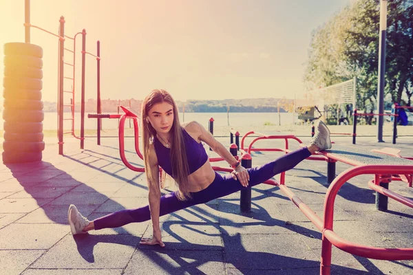 Mujer Atleta Bonita Haciendo Ejercicios Matutinos Patio Recreo Calle Entrenamiento — Foto de Stock