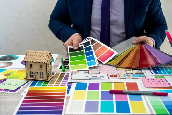 Man Hand Hålla Färgprover Med Interiör Perspektiv Inredningsarkitektens Hand Arbetar — Stockfoto