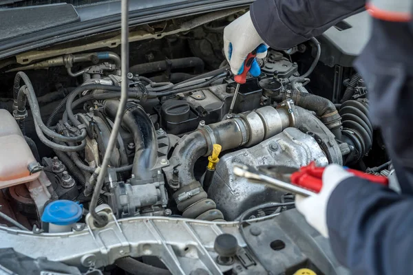 Main Mécanicien Avec Réparation Tournevis Vérifier Voiture Dans Garage Service — Photo