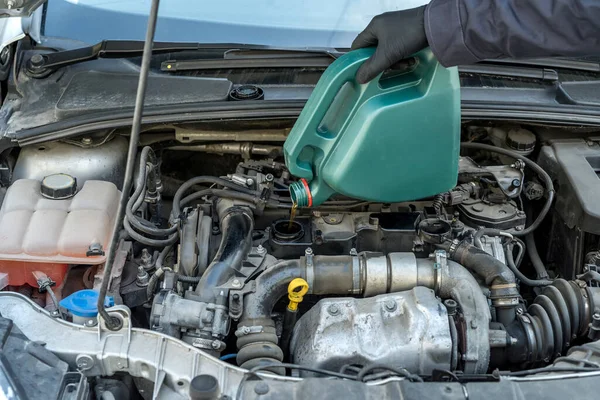 Tamirci Motor Yağını Değiştiriyor Araba Tamirini Yapıyor Vichile Onarımı — Stok fotoğraf