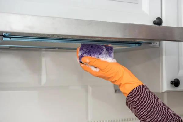 Manos Masculinas Guantes Protectores Limpiando Campana Cocina Con Trapo Botella — Foto de Stock