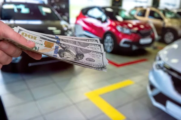 有100美元钞票的人在汽车附近取钱 买或租一辆新车 财务概念 — 图库照片
