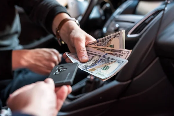 Hombre Sentado Auto Contar Dinero Para Pagar Comprar Dólar Llave — Foto de Stock