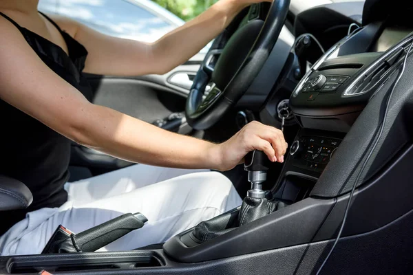 Donna Che Guida Auto Con Volante Autista Femminile Dentro Auto — Foto Stock