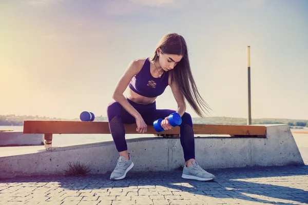 Fitness Cvičení Mladá Žena Používá Činky Posilovně Cvičení Venku Zdravý — Stock fotografie