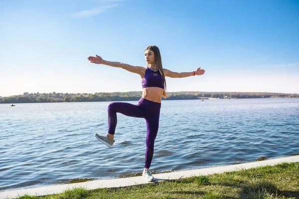 Mladá Brunetka Sportovním Oblečení Protáhla Nohy Cvičení Jezeře Během Dne — Stock fotografie