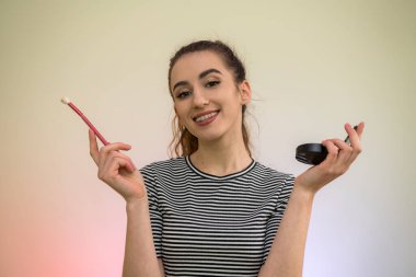 Makyaj fırçaları olan çekici kız yeşile izole edilmiş. Güzellik ve sağlık kavramı